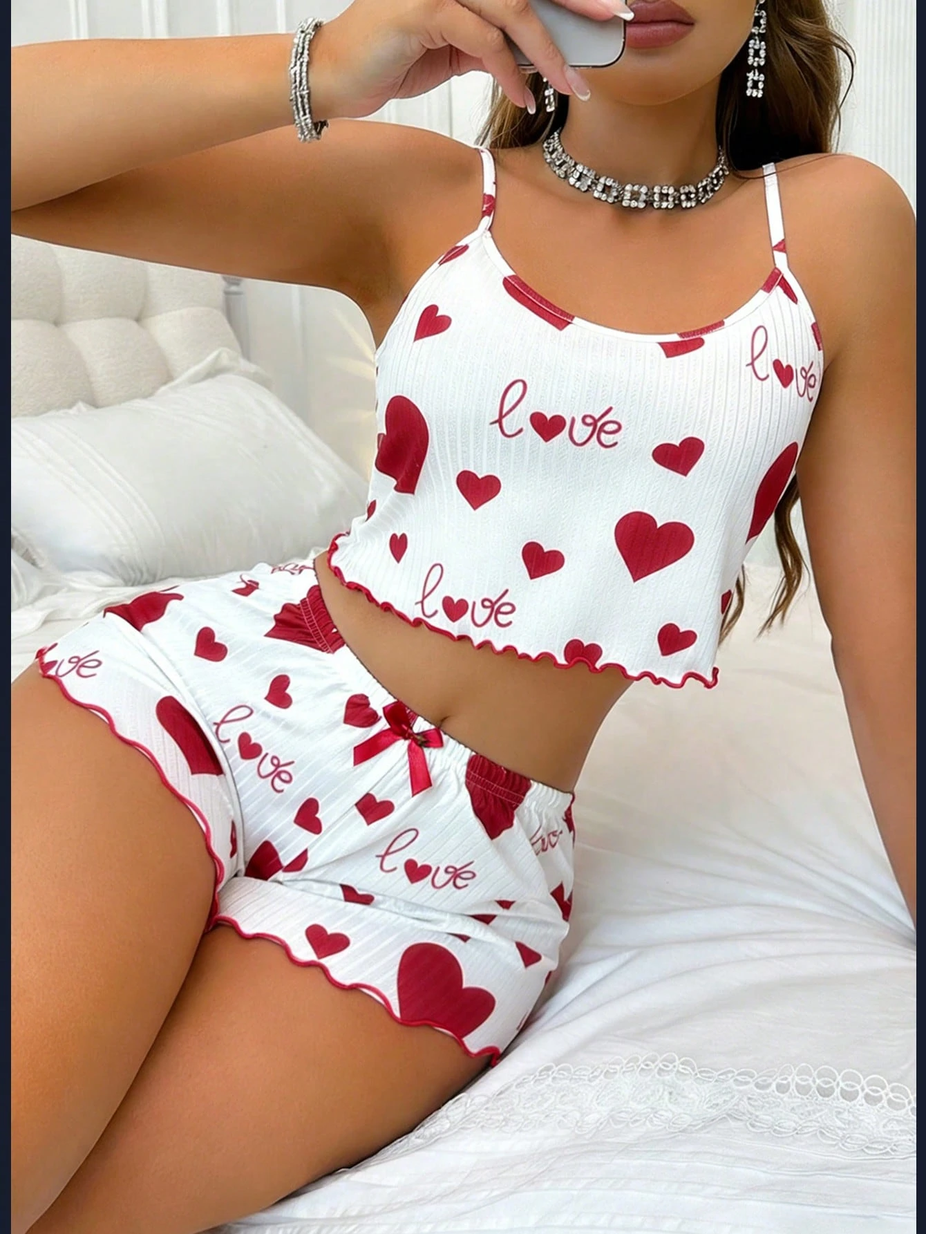Conjunto de pijama de camiseta de tirantes y pantalones cortos con volantes y estampado de corazones y letras para mujer